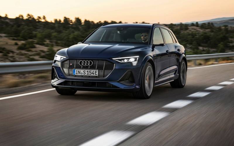 Comparison - Audi e-tron S 2021 - vs - Audi Q8 Premium 55 TFSI Quattro ...